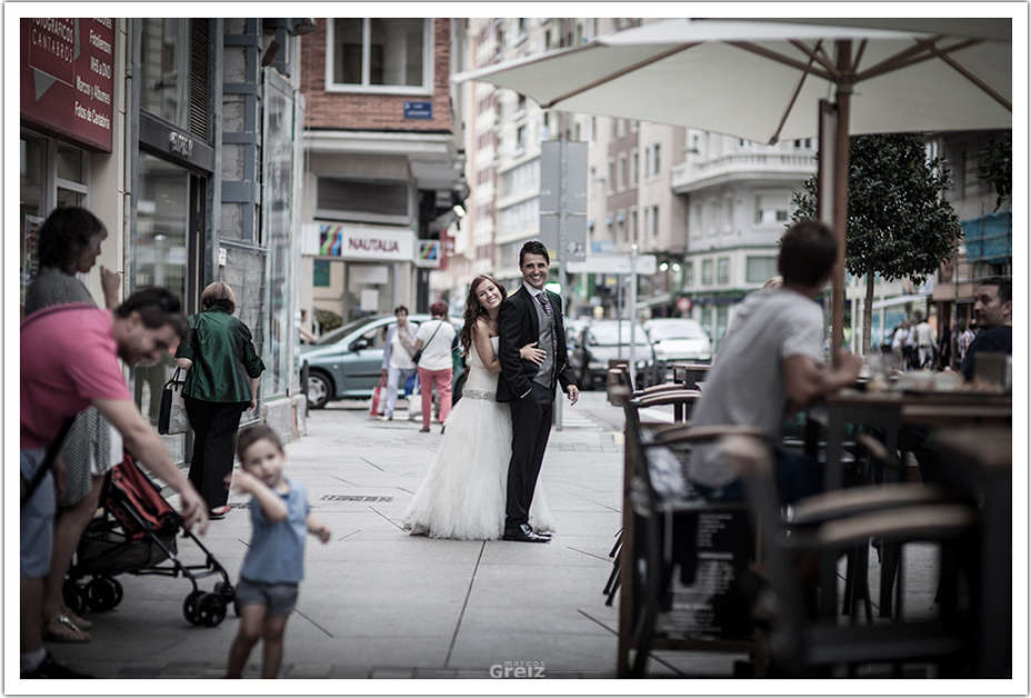 fotografos-bodas-santander-marian-moi-abrazos-calle