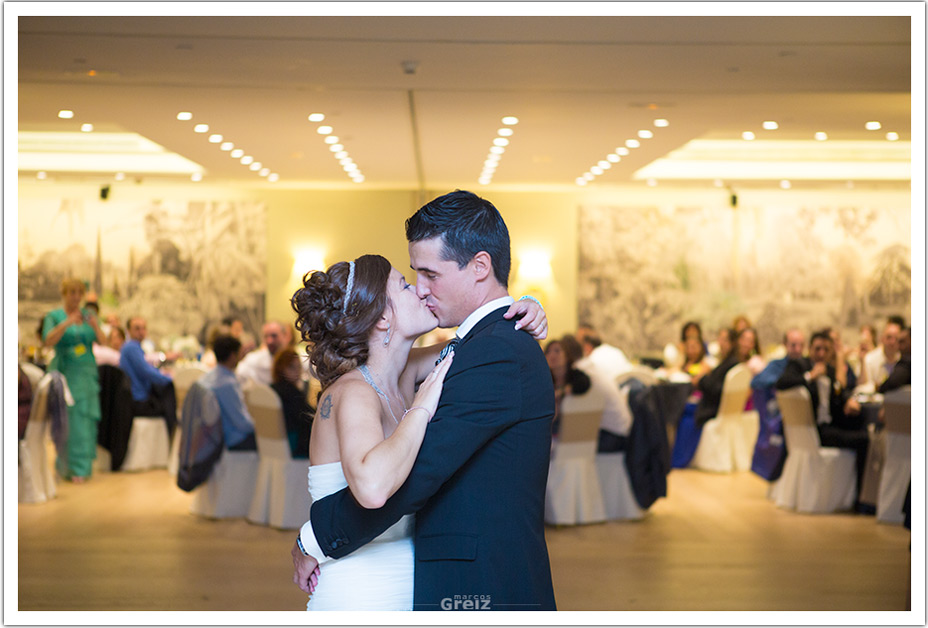 fotografos-bodas-santander-marian-moi-beso-baile