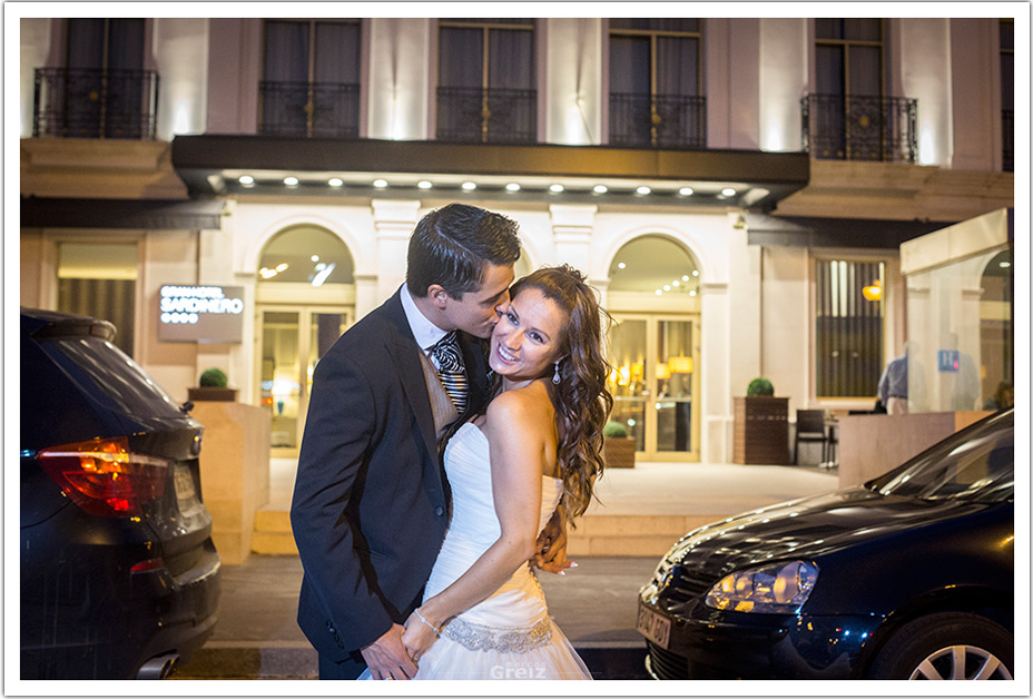 fotografos-bodas-santander-marian-moi-beso-sardinero-noche