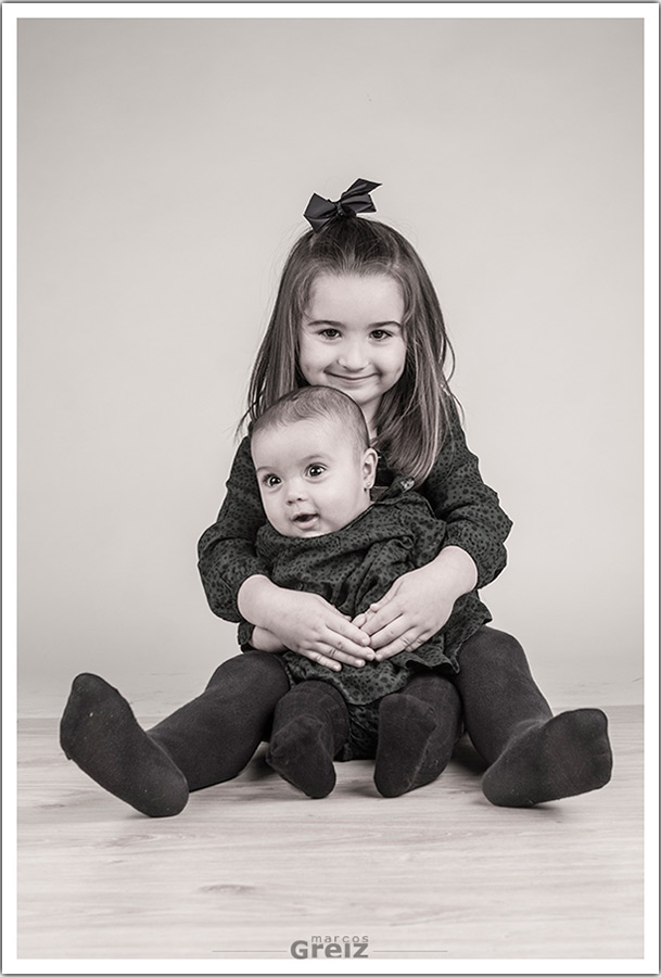 fotografos-niños-santander-cantabria-abrazos-hermanas