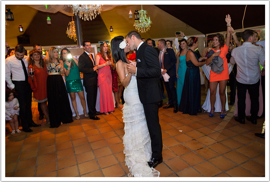 fotografos-bodas-cantabria-baile-beso-byr