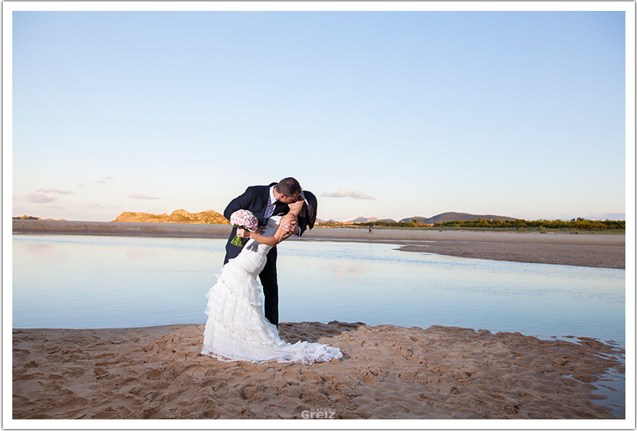 fotografos-bodas-cantabria-byr-beso-playa