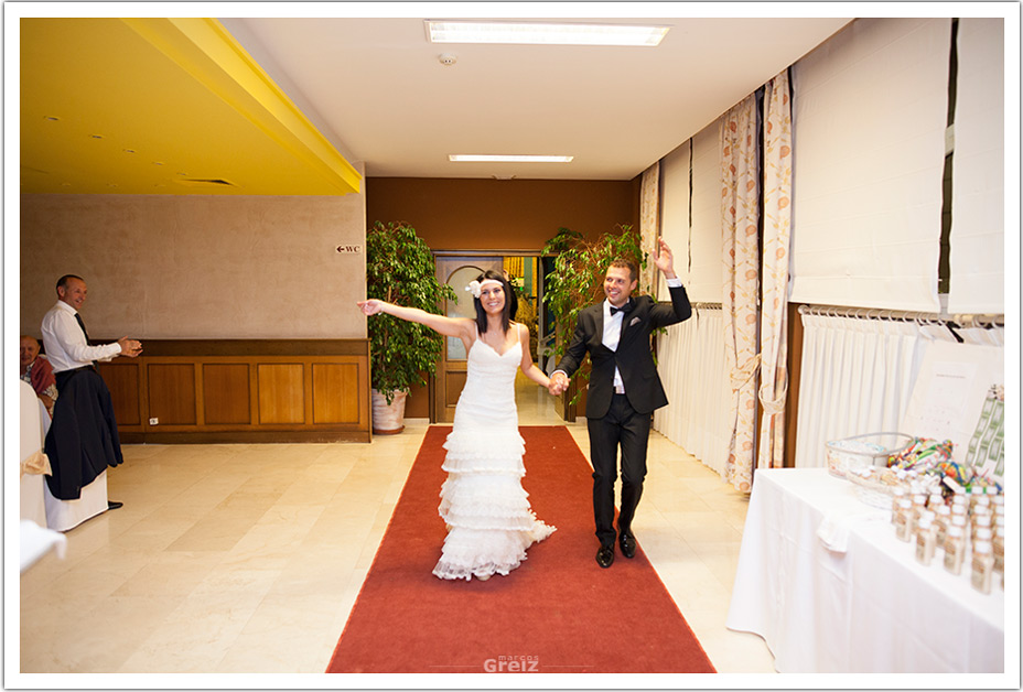 fotografos-bodas-cantabria-entrada-novios-byr