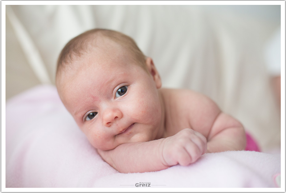 fotografo-recien-nacido-santander-marcos-greiz-adaia-bebe-feliz