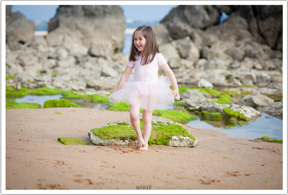 fotografos-niños-santander-paula-marcos-greiz-playa-depie