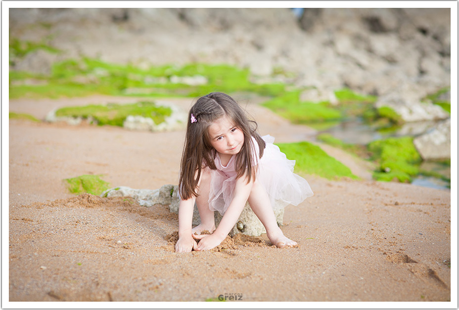 fotografos-niños-santander-paula-marcos-greiz-playa-sentada