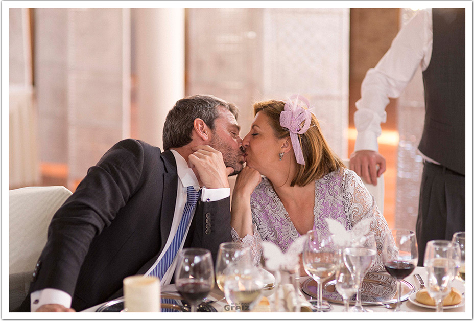 fotografos-boda-valladolid-marcos-greiz-besos-papas