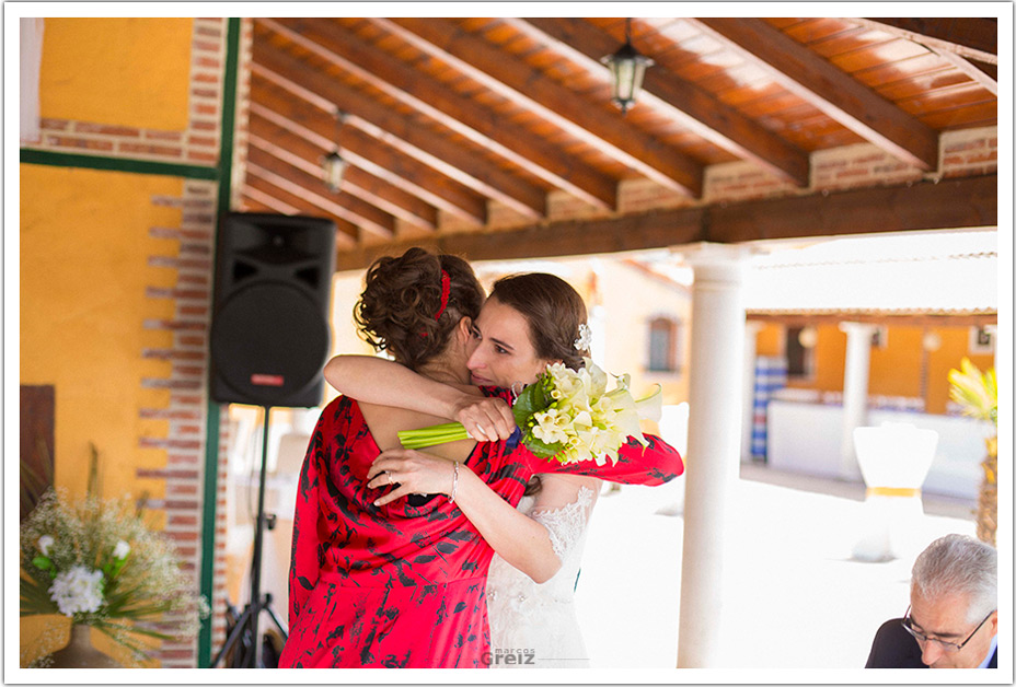 fotografos-boda-valladolid-marcos-greiz-ceremonia-abrazo