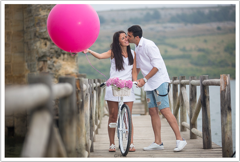 fotografo-bodas-santander-cantabria-preboda-ebro-beso-mejilla