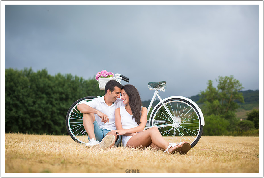 fotografo-bodas-santander-cantabria-preboda-ebro-sentados-bici