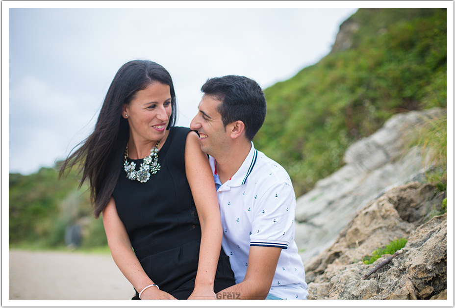 fotografo-bodas-santander-cantabria-preboda-playa-rocas