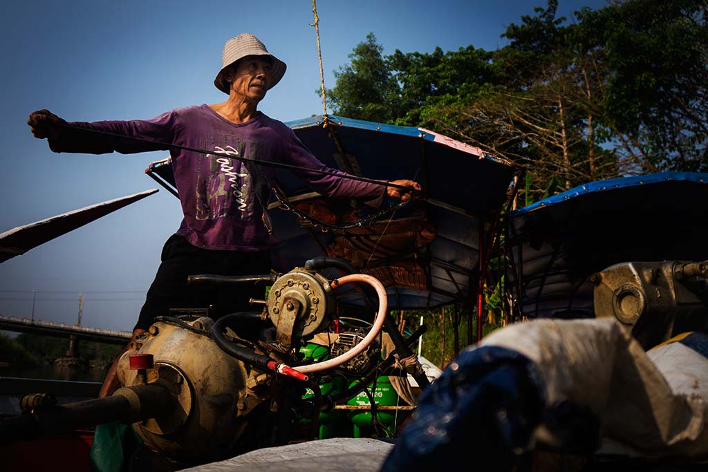 fotografía de viaje Tailandia barquero hombre