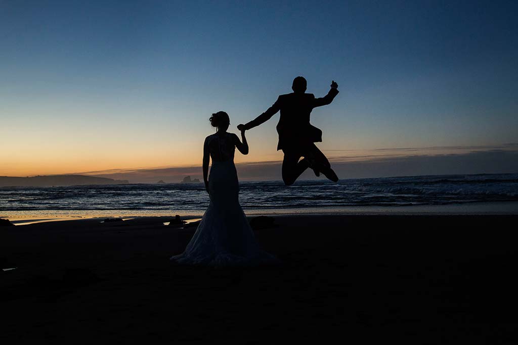 Fotos de boda Santander Diana y Javier novios saltando