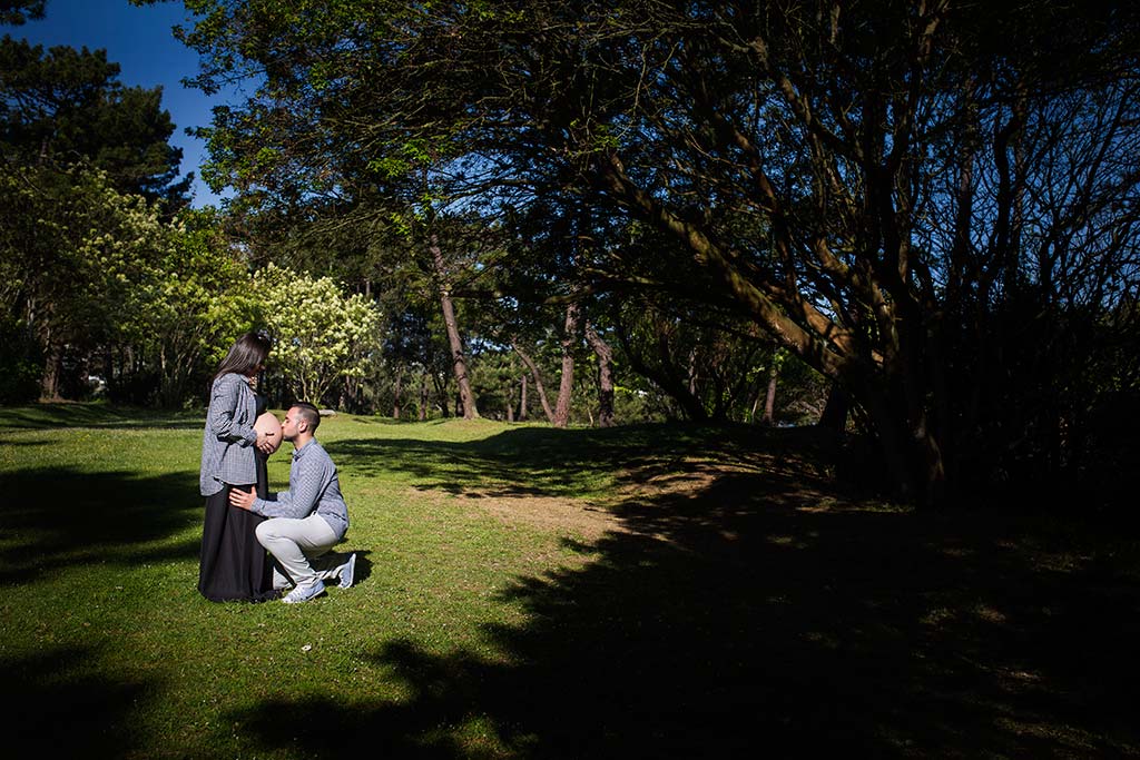 fotos de embarazadas exteriores beso