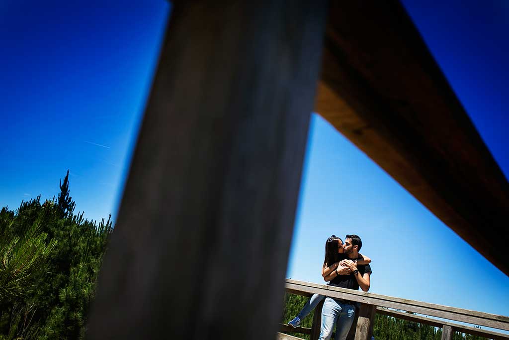 fotografo de bodas preboda liencres isa asier beso mejilla