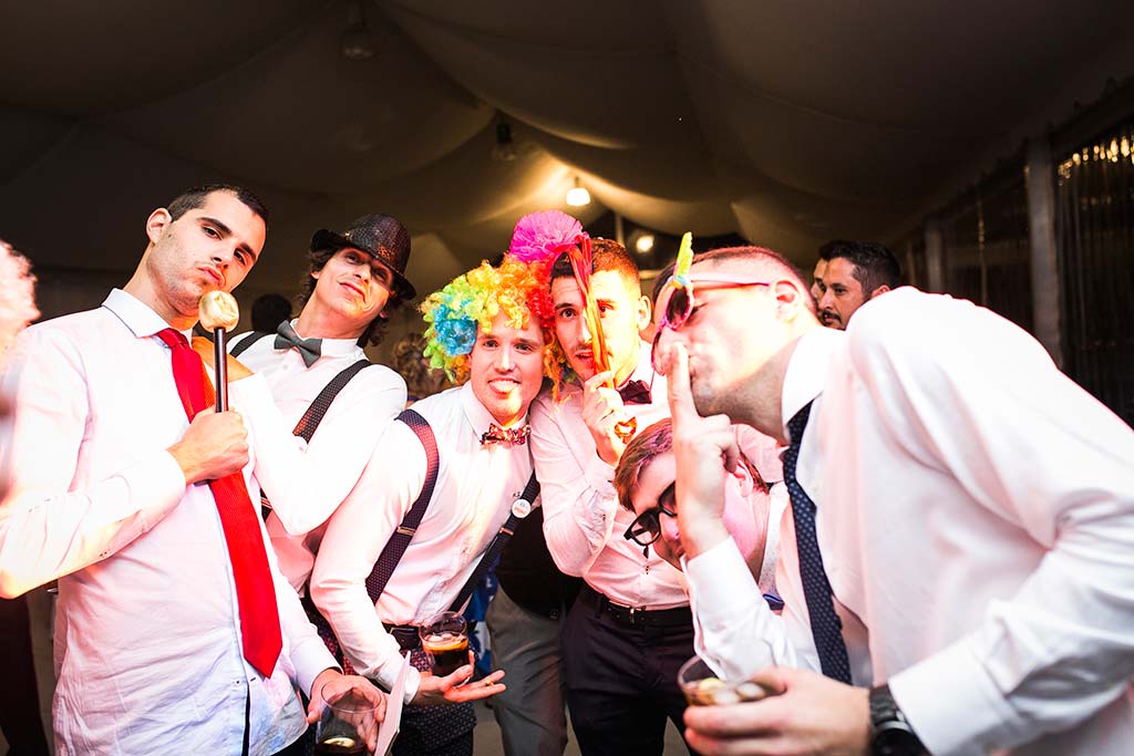 fotografo de bodas Cantabria Isa y Asier fiesta chicos