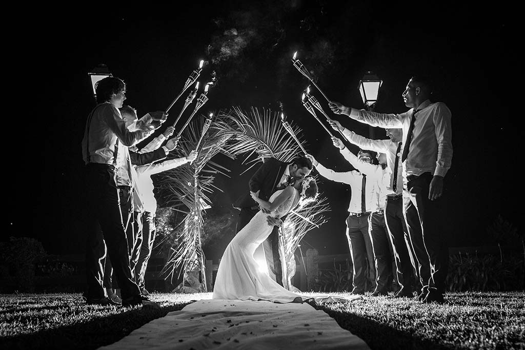 fotografo de bodas Cantabria Isa y Asier antorchas