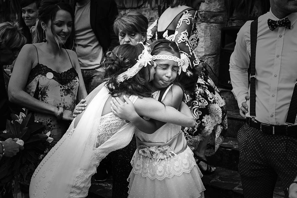 fotografo de bodas Cantabria Isa y Asier abrazos y lloros