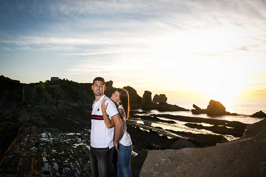 fotógrafo de bodas Cantabria preboda Mario y Carla abrazo al atardecer