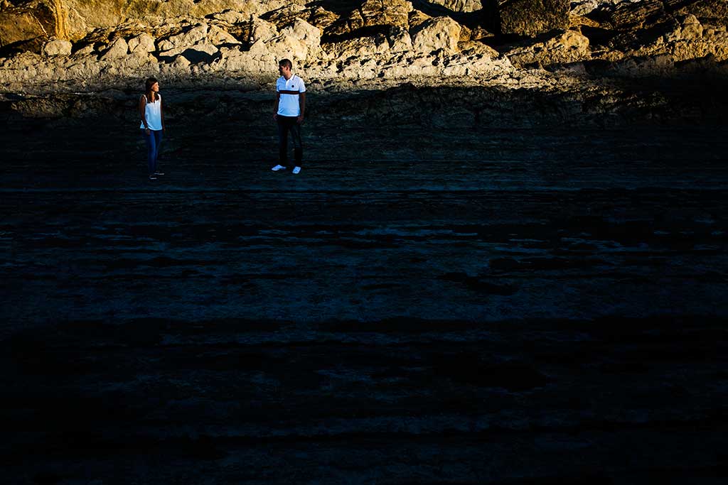 fotógrafo de bodas Cantabria preboda Mario y Carla mirandose