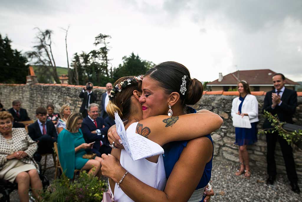 fotógrafo de bodas Cantabria abrazo amiga