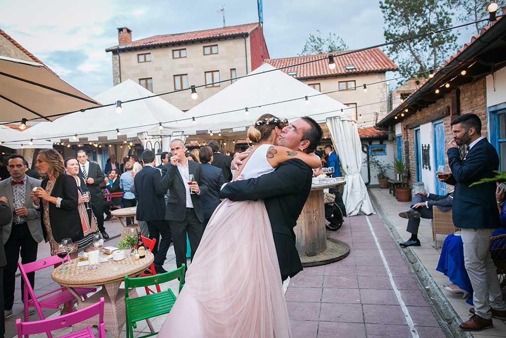 fotógrafo de bodas Cantabria abrazo primos