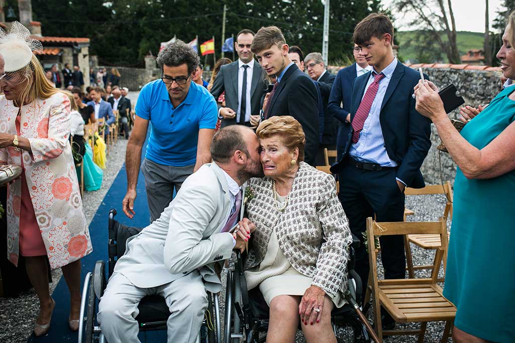 fotógrafo de bodas Cantabria beso abuela