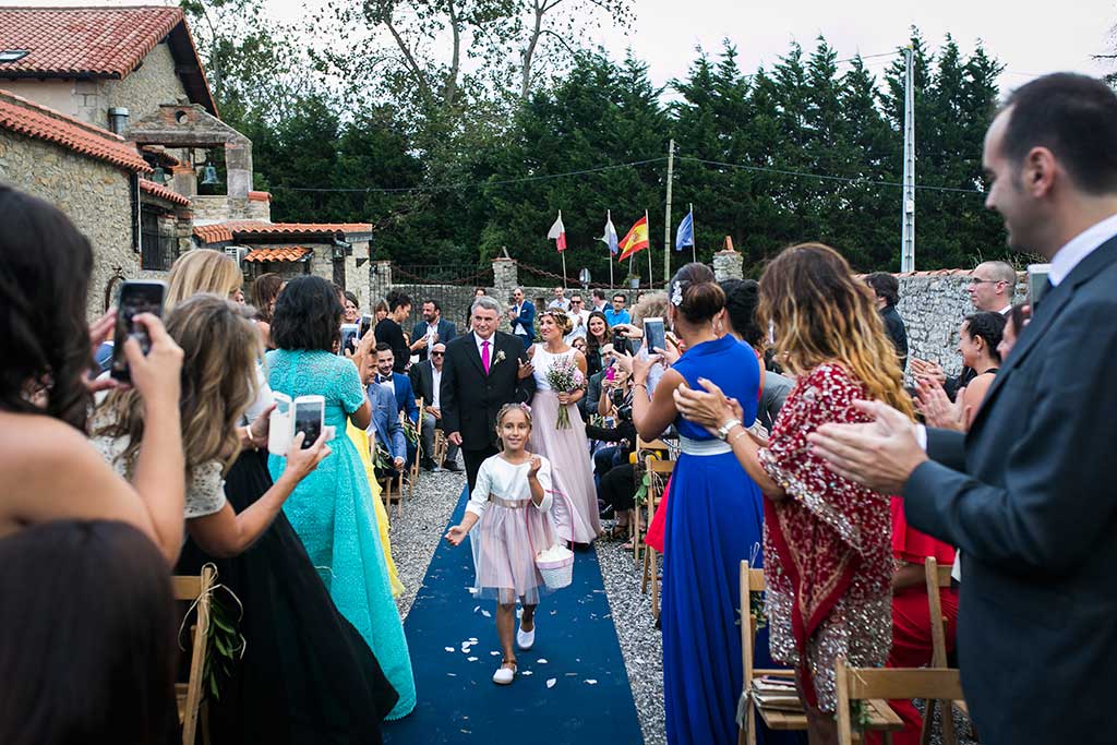 fotógrafo de bodas Cantabria entrada novia