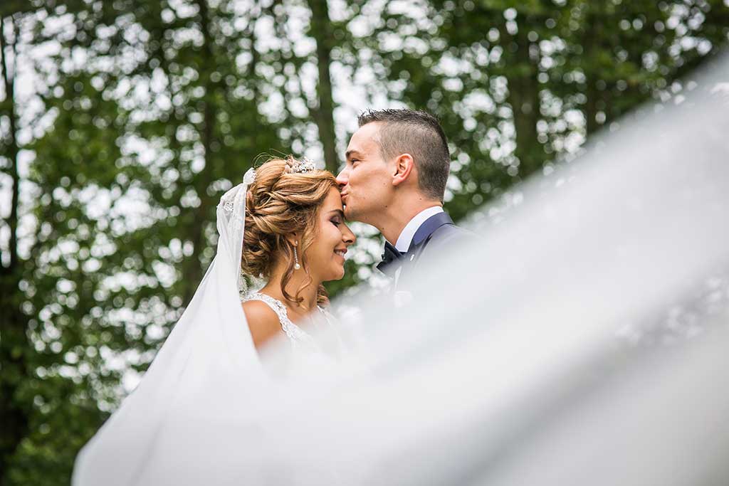 fotografo bodas Cantabria Andrea y Samuel beso frente