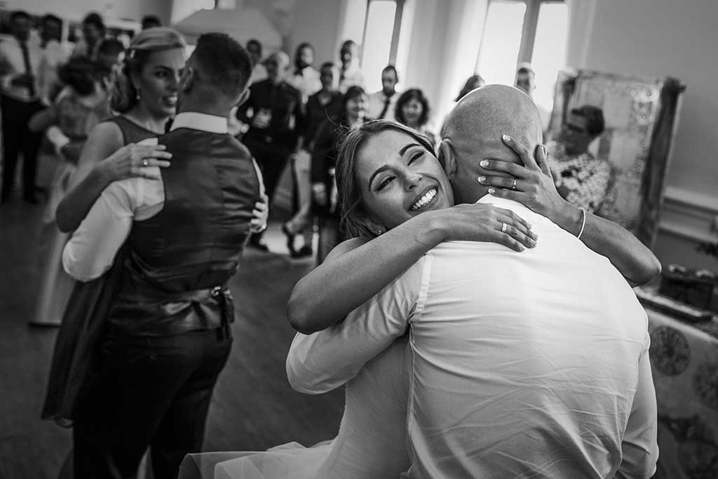 fotógrafo de bodas Santander Sandra y Fran abrazo