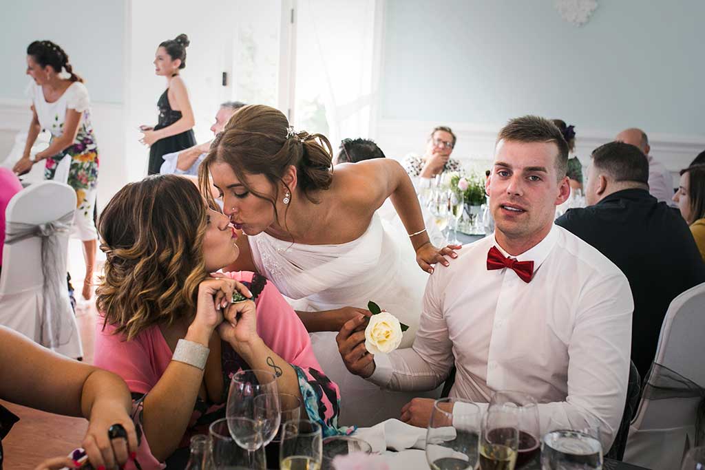 fotógrafo de bodas Santander Sandra y Fran besos amigas