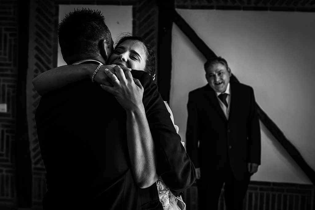 fotógrafo de bodas Cantabria Sara y Luis abrazo hermano