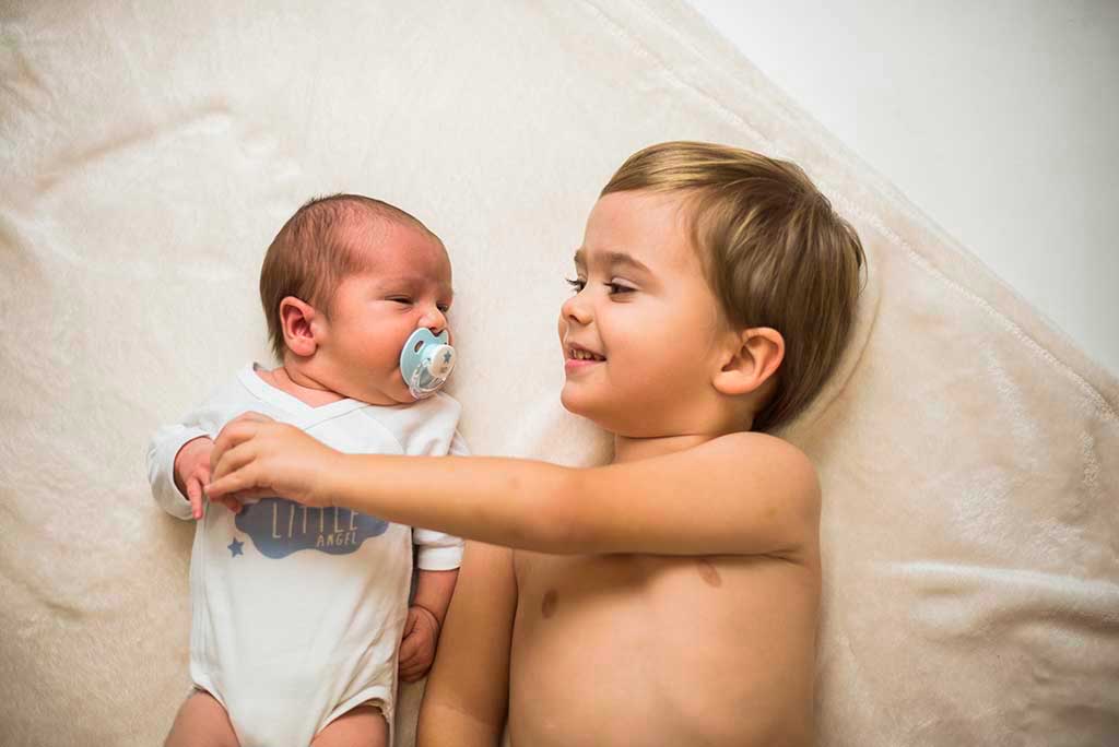 fotos de bebes recien nacido enzo abrazo