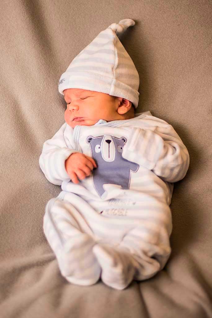 fotos de bebes recien nacido enzo tumbado