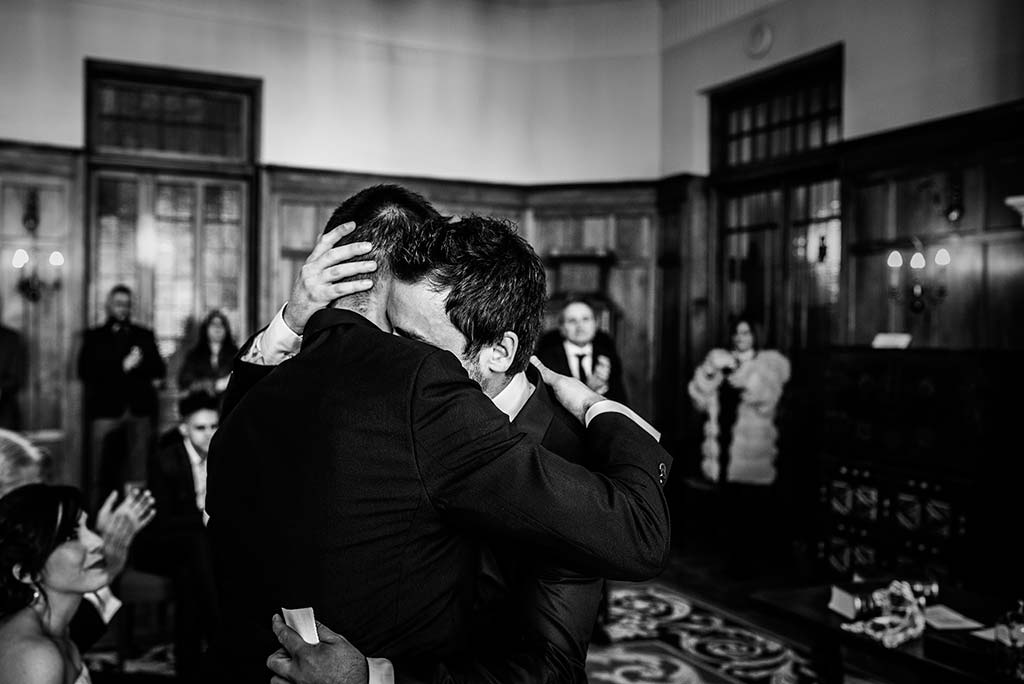 fotografo de bodas en Cantabria Maria y Borja abrazo hermanos