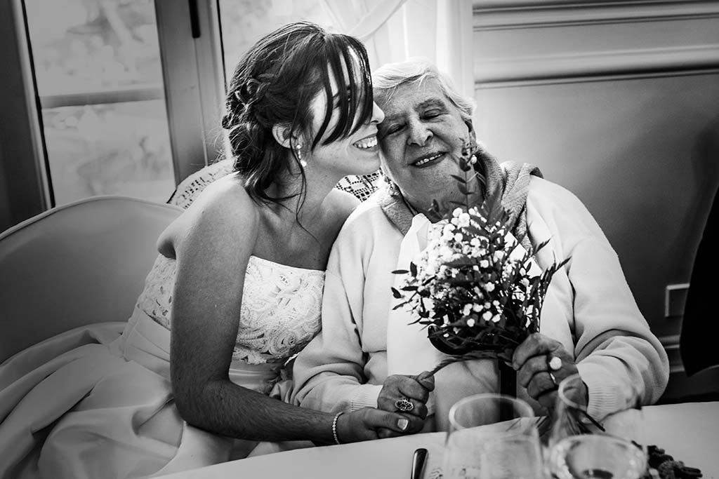 fotografo de bodas en Cantabria Maria y Borja beso abuela