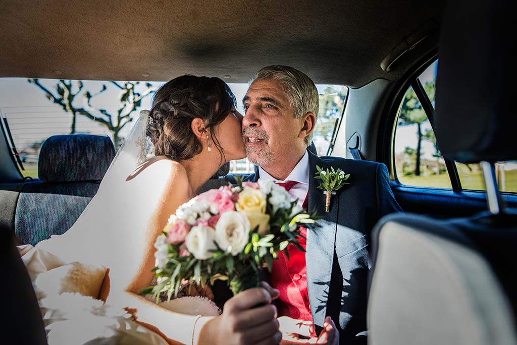 fotografo de bodas en Cantabria Maria y Borja beso papa