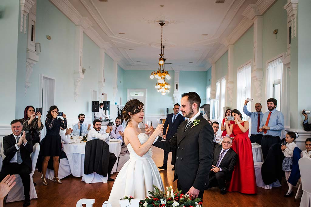 fotografo de bodas en Cantabria Maria y Borja brindis