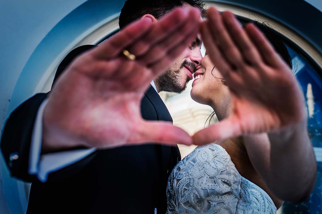 fotografo de bodas en Cantabria Maria y Borja caricias