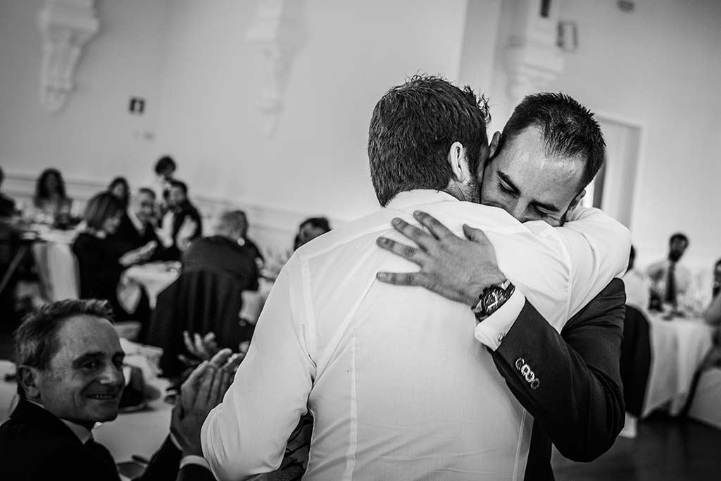 fotografo de bodas en Cantabria Maria y Borja abrazo hermanos