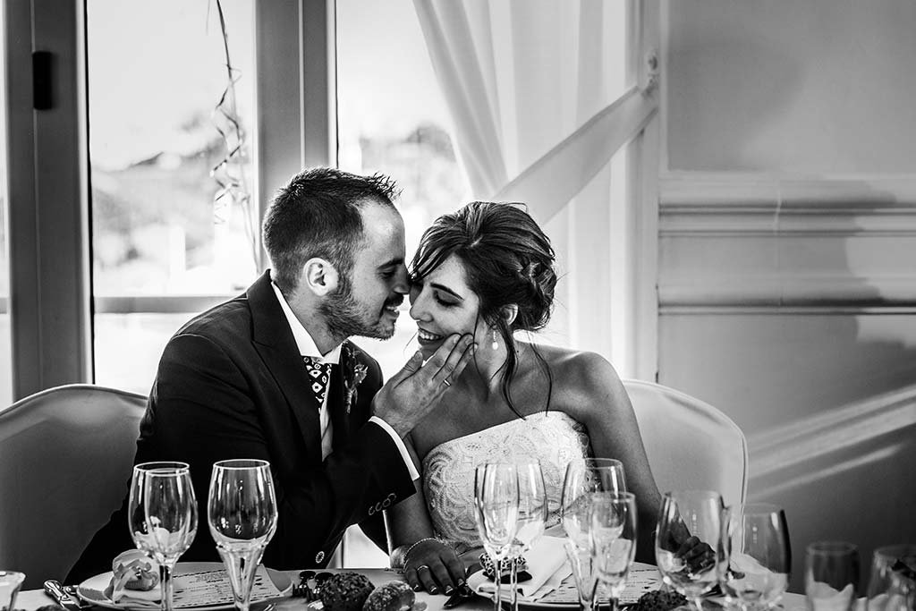 fotografo de bodas en Cantabria Maria y Borja caricias