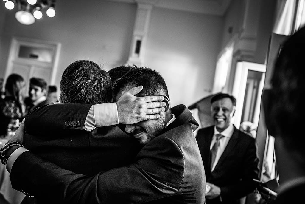 fotografo de bodas en Cantabria Maria y Borja abrazo familia