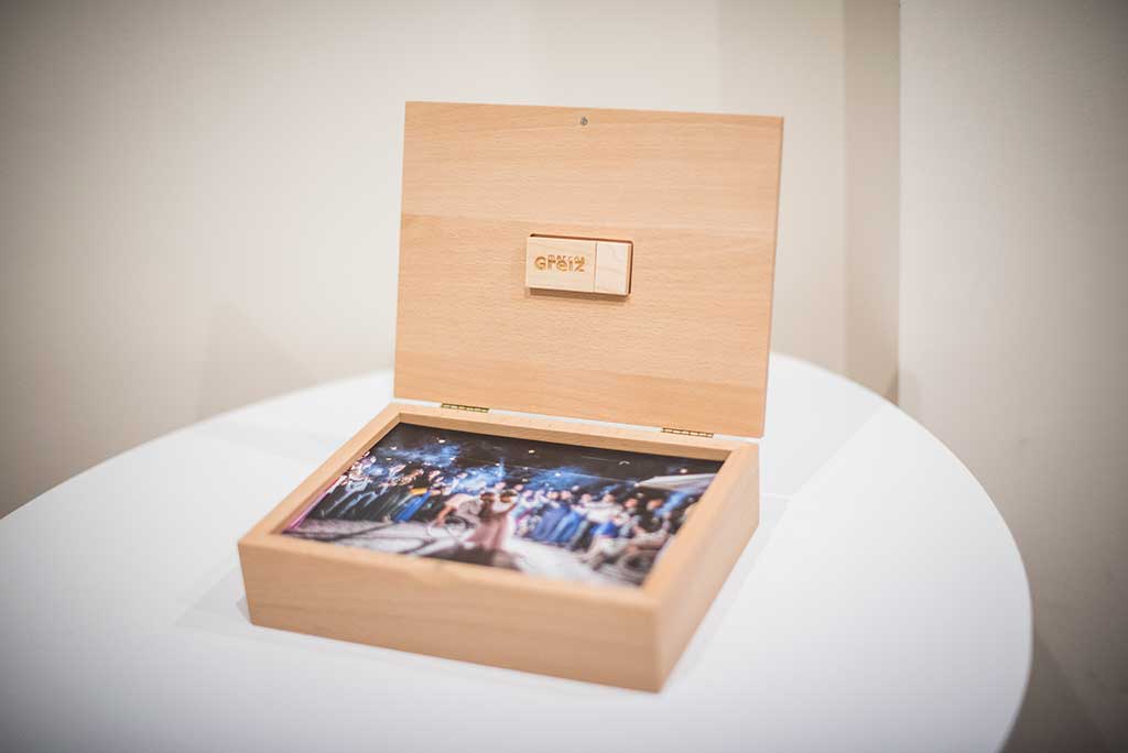 fotógrafo bodas Marcos Greiz caja fotografías pendrive