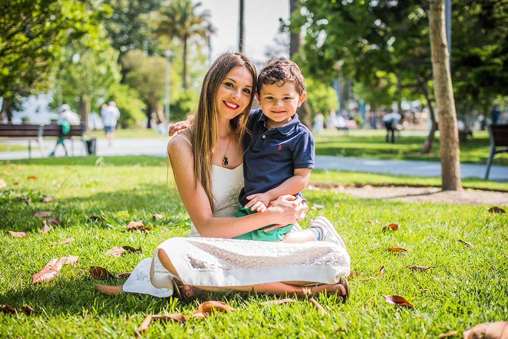 fotos de niños Cantabria Marcos Greiz Mateo jardin con mamá