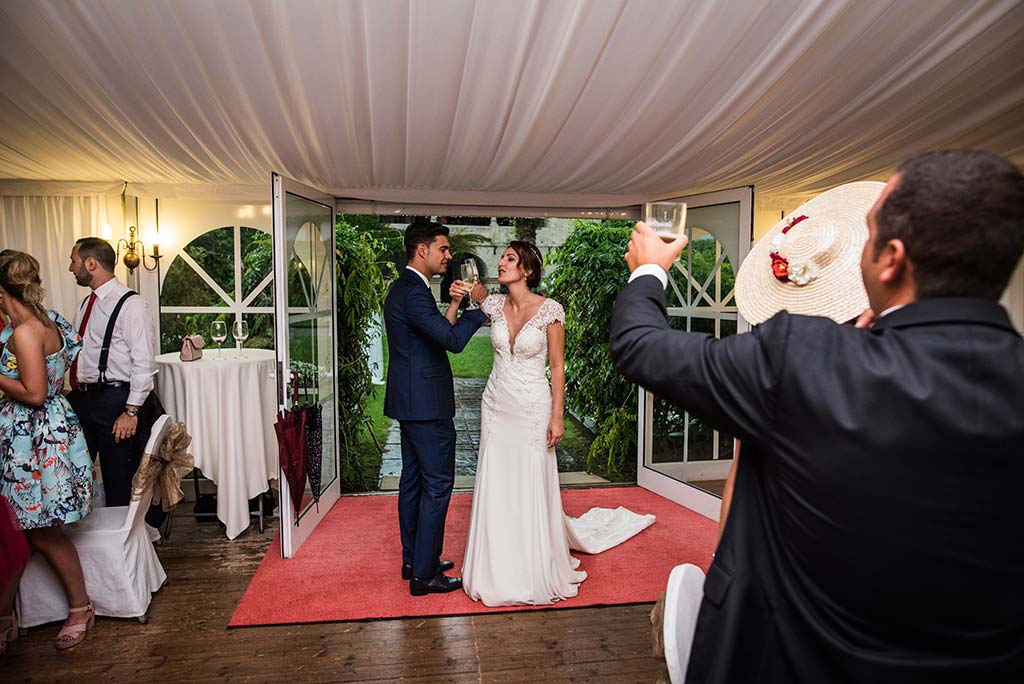 Fotógrafo de bodas Cantabria Marcos Greiz Rebeca y Pablo brindis novios