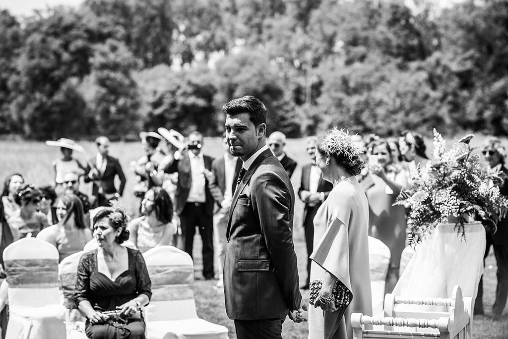 Fotógrafo de bodas Cantabria Marcos Greiz Rebeca y Pablo el novio espera