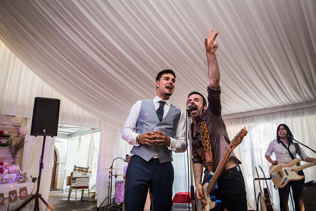 Fotógrafo de bodas Cantabria Marcos Greiz Rebeca y Pablo fiesta novio