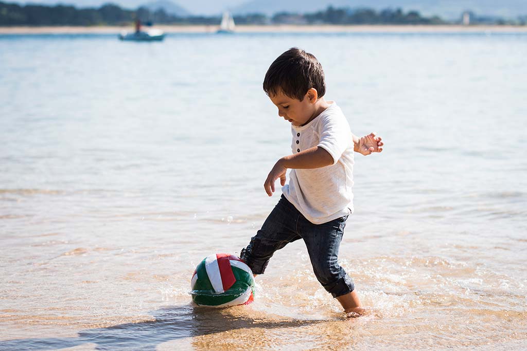 fotos de niños Santander Marcos Greiz Alex balon playa