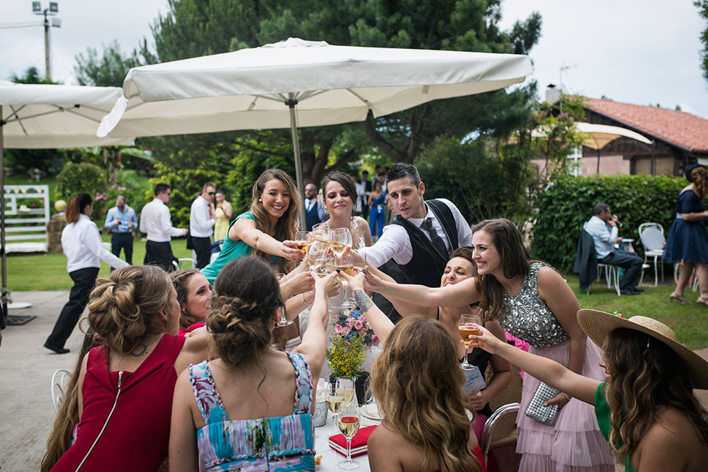 fotógrafo de bodas Santander Marcos Greiz Maria y Javi brindis amigos