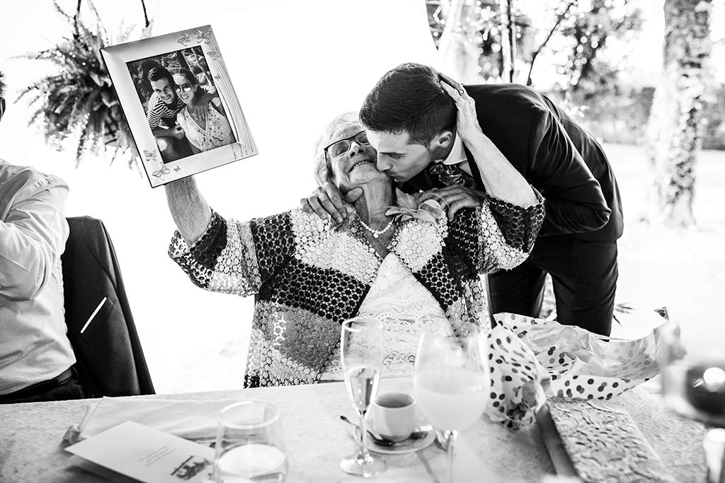 fotógrafo de bodas Cantabria Ana y Mario novio abuela